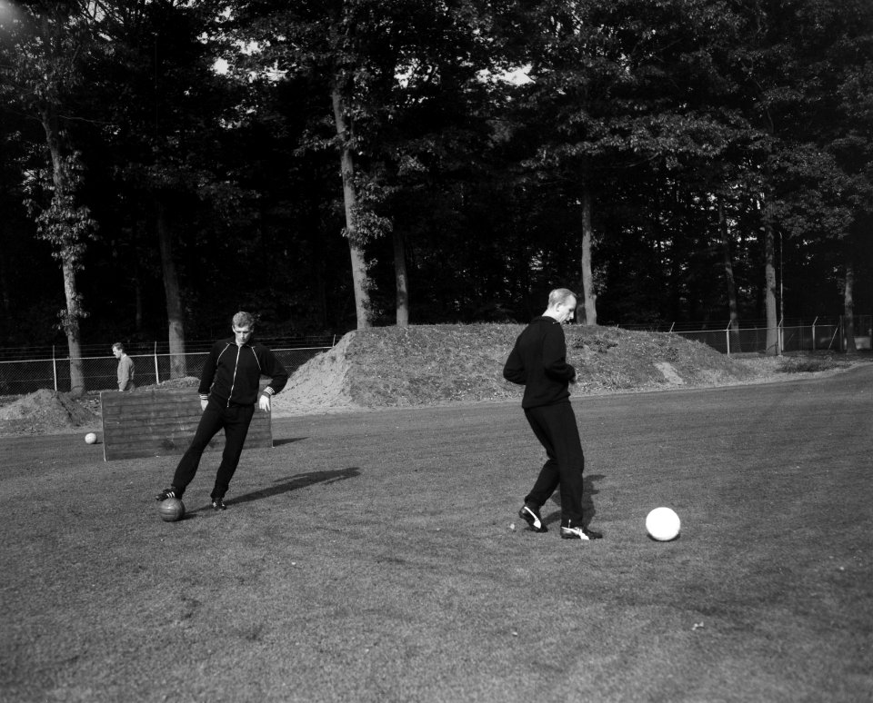 Voetballers Piet Keizer en Henk Groot tijdens de training, Bestanddeelnr 918-3110
