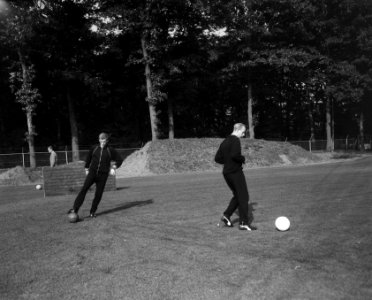 Voetballers Piet Keizer en Henk Groot tijdens de training, Bestanddeelnr 918-3110