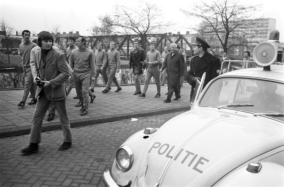 Voetbalploeg van Celtic maakt een wandeling onder toezicht van de politie, Bestanddeelnr 924-3389