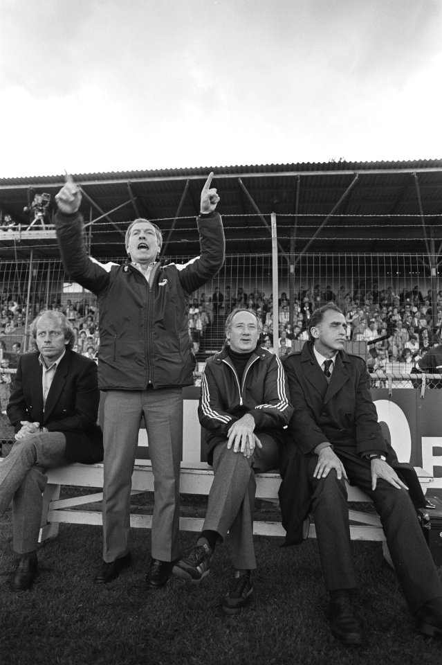 Voetbalclub Haarlem kampioen van eerste divisie, Haarlem-trainer geeft aanwijzingen tijdens wedstrijd Haarlem tegen FC Amsterdam, Bestanddeelnr 931-4891
