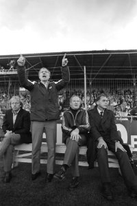 Voetbalclub Haarlem kampioen van eerste divisie, Haarlem-trainer geeft aanwijzingen tijdens wedstrijd Haarlem tegen FC Amsterdam, Bestanddeelnr 931-4891
