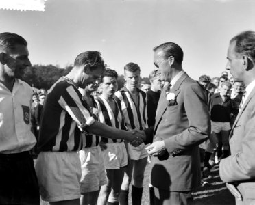 Voetbal Paleis Soestdijk (opdracht Tubantia) Prins Bernhard maakt kennis met spe, Bestanddeelnr 910-4944