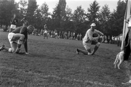 Voetbal Oud Internationals tegen Oud Amsterdam 1-0, (l) Heffels, (r) Roffel, Bestanddeelnr 925-0019
