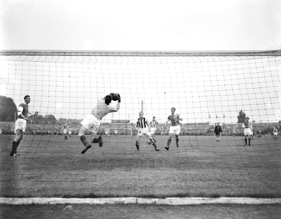 Voetbal Willem II tegen SVV 2-1, keeper Kouwen met een save, Bestanddeelnr 907-3482