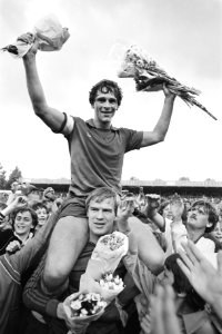 Voetbalclub Haarlem kampioen van eerste divisie, Haarlem-aanvoerder M. Haar op de shouders van spelers en supporters, Bestanddeelnr 931-4892