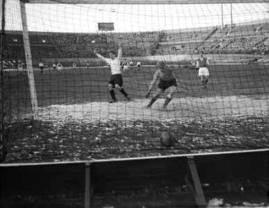 Voetbal Nederlands elftal tegen Reims 4-0, doelpunten v De Harder met Van der Gi, Bestanddeelnr 906-9830