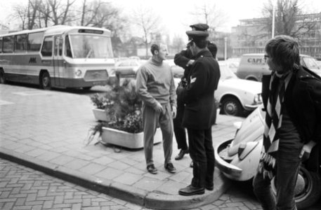 Voetballer Jimmy Johnstone in gesprek met politieagenten, Bestanddeelnr 924-3393
