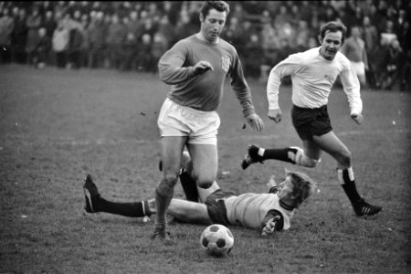 Voetbal Oud Internationals tegen KHFC 4-0, Tonny van der Linden scoort derde doe, Bestanddeelnr 925-2745