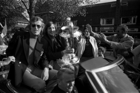 Voetballers Piet Keizer, Johan Cruijff en Sjaak Swart met de beker tijdens een r, Bestanddeelnr 925-6400