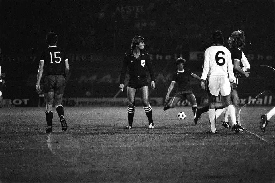 Voetbaltoernooi Amsterdam 701, Derks in nieuw scheidsrechterpak, Bestanddeelnr 928-7203