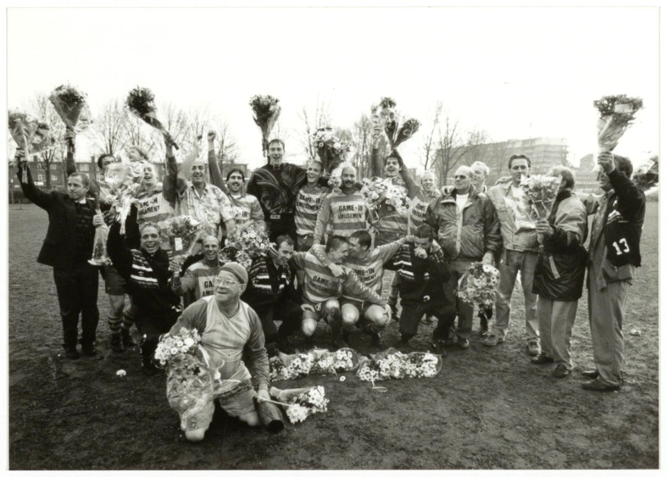 Voetbalclub DSK die kampioen werd in de tweede klasse HVB (zondag), na hun 2-1 overwinning op THB. NL-HlmNHA 54035163