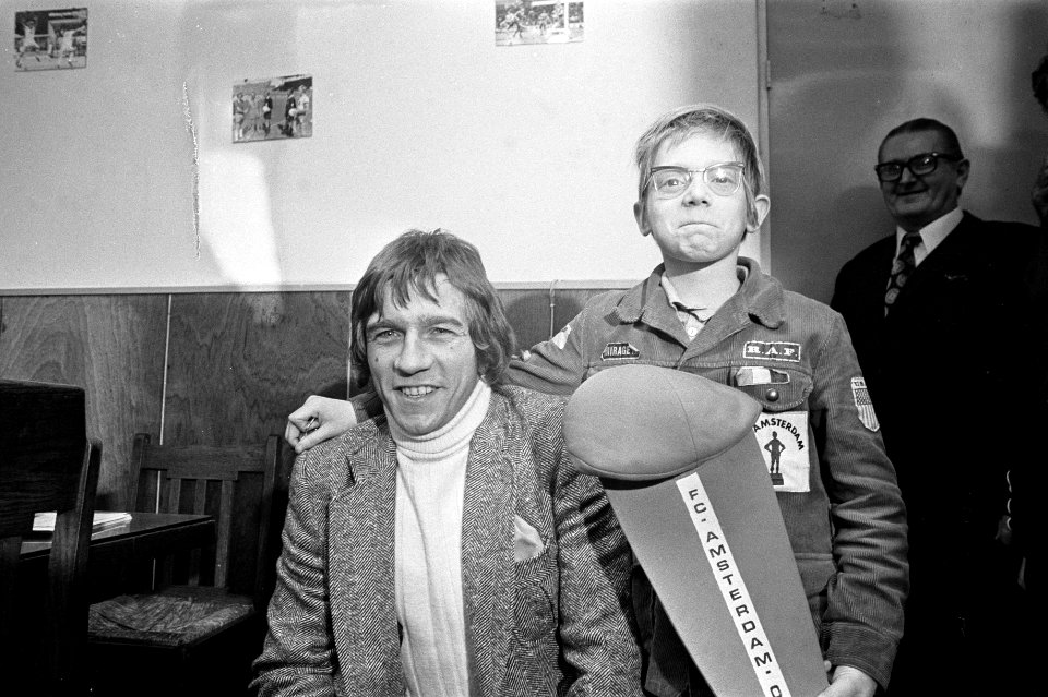 Voetbalclub FC Amsterdam kiest Lieverdje, Lieverdje Martin Turfkruier (rechts…, Bestanddeelnr 926-0514