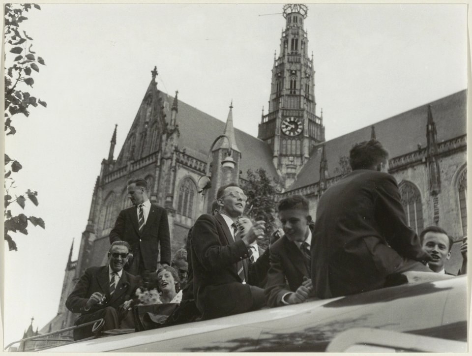 Voetbalclub H.F.C. maakt busrit over de Grote Markt. NL-HlmNHA 54011324