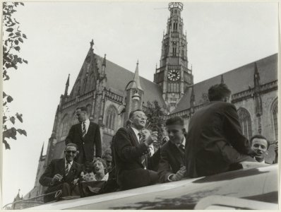 Voetbalclub H.F.C. maakt busrit over de Grote Markt. NL-HlmNHA 54011324
