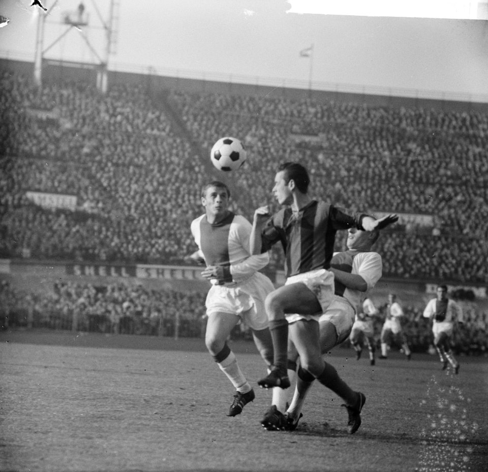 Voetballer Van der Loop (DWS) in duel met Soetekouv en Pronk (Ajax), Bestanddeelnr 918-3524