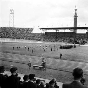 Voetbalspelers staan aangetreden in het Olympisch Stadion. Het volkslied wordt , Bestanddeelnr 900-4591