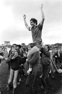 Voetbalclub Haarlem kampioen van eerste divisie, Haarlem-aanvoerder M. Haar op de shouders van spelers en supporters, Bestanddeelnr 931-4893