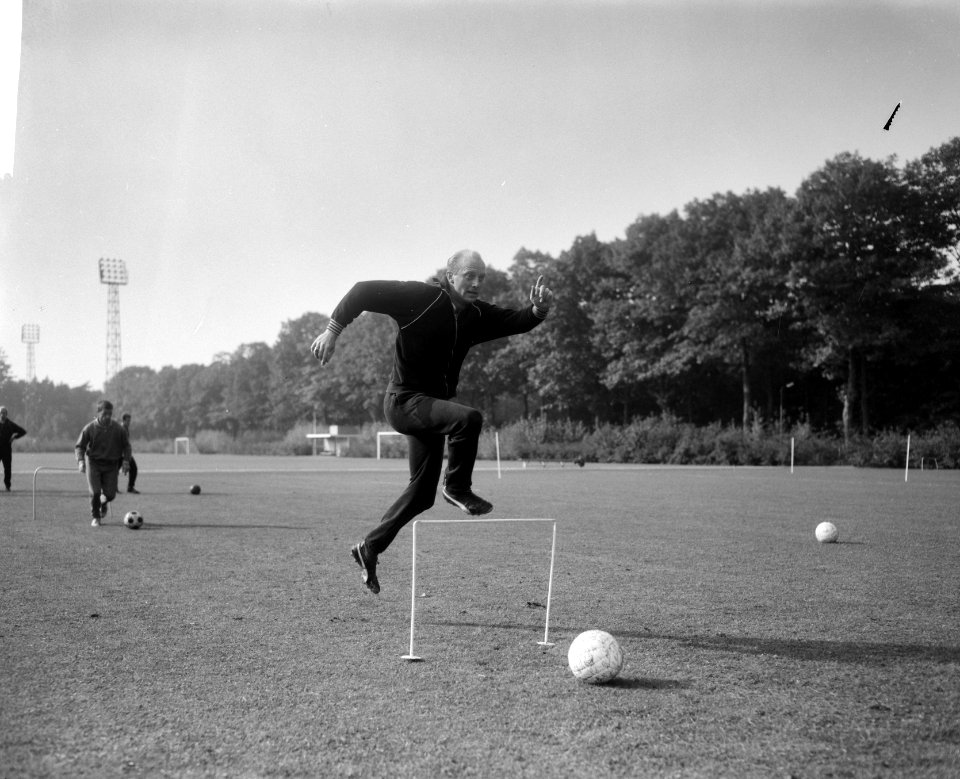 Voetballer Piet Kruiver tijdens de training, Bestanddeelnr 918-3104