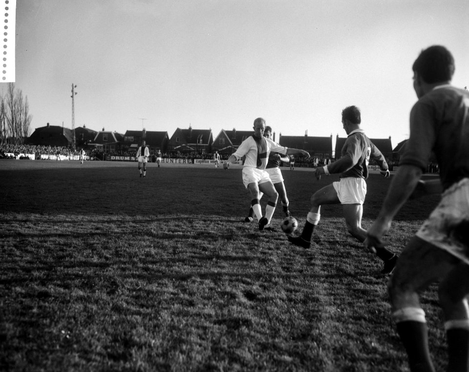 Voetballer Henk Groot in actie, Bestanddeelnr 918-4170