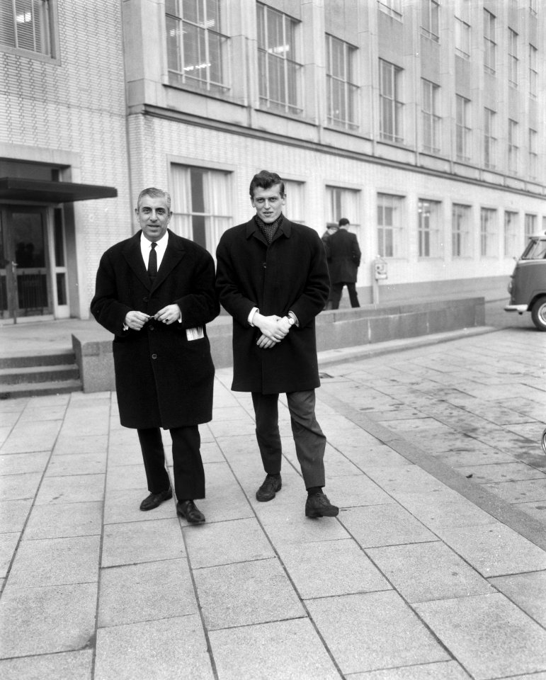 Voetballer Piet Keizer verlaat het Dijkzigt Ziekenhuis te Rotterdam. Keizer met , Bestanddeelnr 917-2737