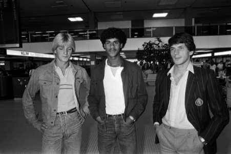 Voetballers Wim Kieft (Ajax), Frank Rijkaard (Ajax) en Willy Janssen (PSV) in ge, Bestanddeelnr 931-6520