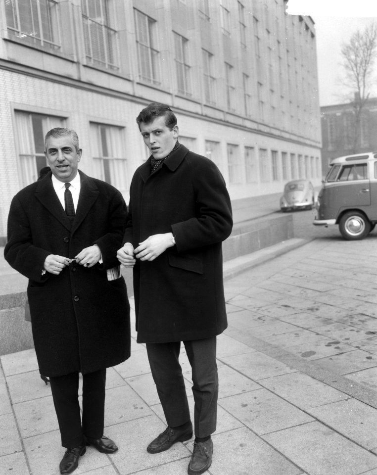 Voetballer Piet Keizer verlaat het Dijkzigt Ziekenhuis te Rotterdam. Keizer met , Bestanddeelnr 917-2739
