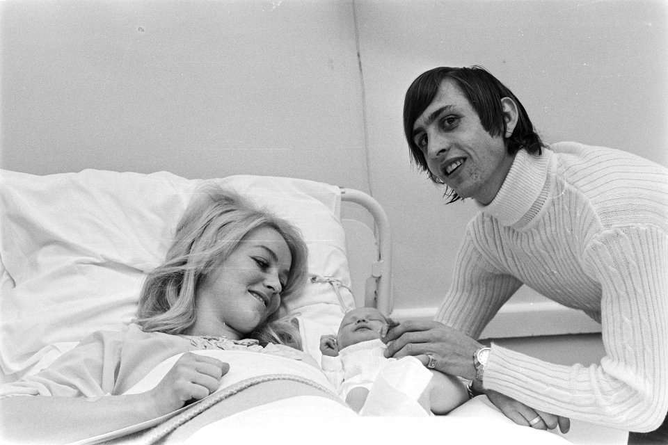 Voetballer Johan Cruijff poseert met echtgenote en dochter in ziekenhuis, Amster, Bestanddeelnr 924-0178