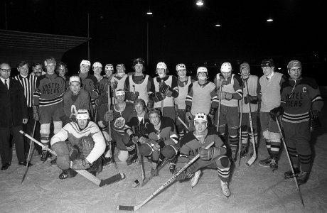 Voetballers van Ajax en Blauw-Wit houden ijshockeywedstrijd Amsterdam, Bestanddeelnr 924-2306