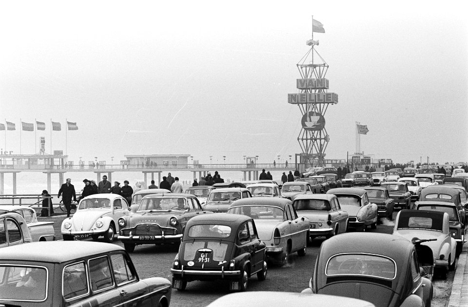 Voetballoze zondag in Scheveningen, zeer druk langs de Boulevard, Bestanddeelnr 915-9895