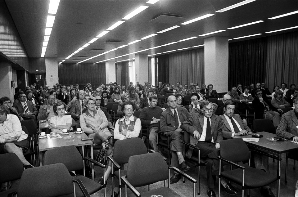 VNU-bezorgers in protest bijeen in Utrechts congrescentru ivm plannen VNU om , Bestanddeelnr 927-4794