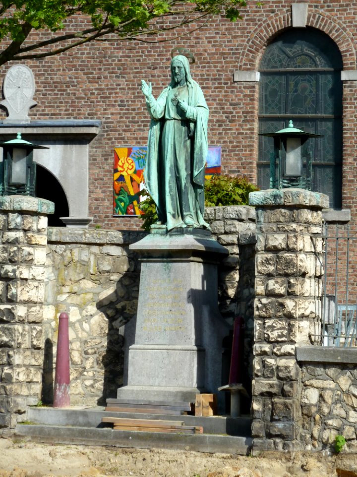 Voerendaal-Heilig Hartbeeld bij kerk