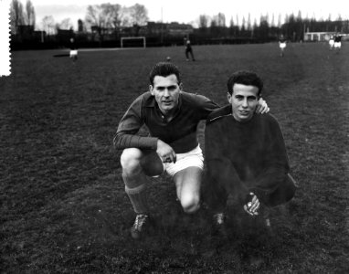 Voeballers Leo Canjels (links) en Frans Bouwmeester, Bestanddeelnr 910-2980