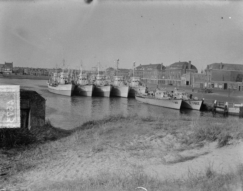 Vlootoefening Factotum. Vlootschouw mijnenvegers voor Scheveningen. In de Sche, Bestanddeelnr 904-6739