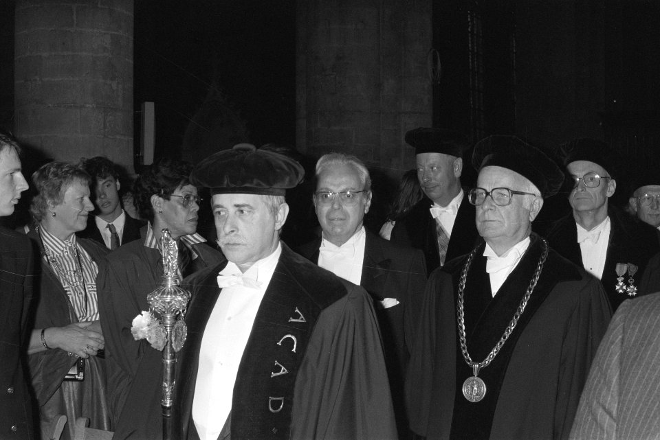 VN-secr.-gen. Perez de Cuellar ontvangt eredoctoraat in Leiden, Bestanddeelnr 934-3087