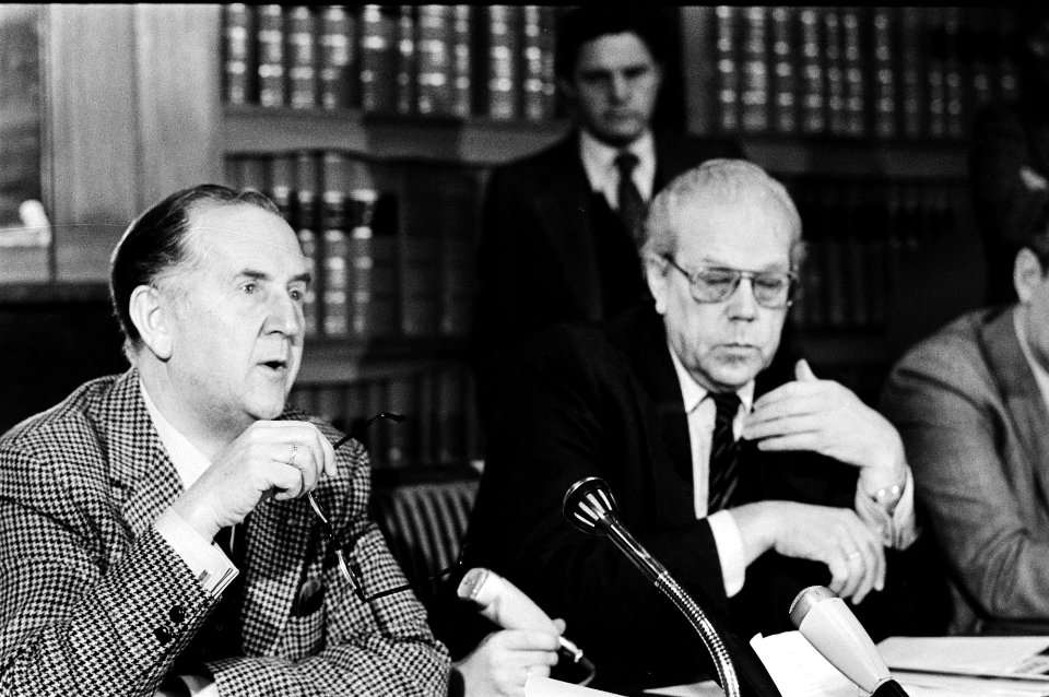 VNO voorzitter van Veen (l) en minister Albeda (Sociale Zaken), Bestanddeelnr 930-5402