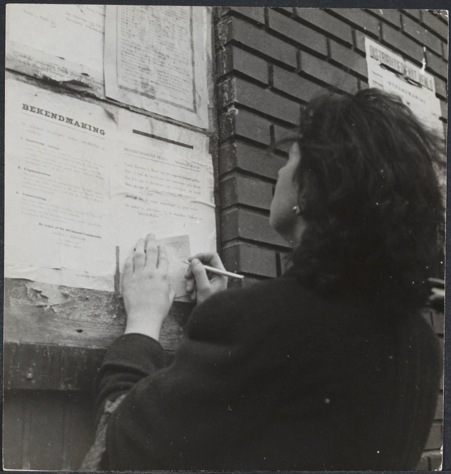 Voedselvoorziening in Zuid-Nederland, direct na de bevrijding (Venlo). Aanplakbi, Bestanddeelnr 512 039
