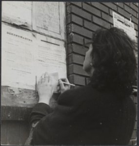 Voedselvoorziening in Zuid-Nederland, direct na de bevrijding (Venlo). Aanplakbi, Bestanddeelnr 512 039