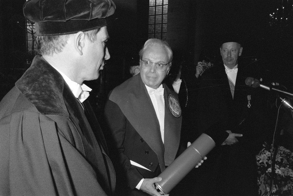 VN-secr.-gen. Perez de Cuellar ontvangt eredoctoraat in Leiden, Bestanddeelnr 934-3086