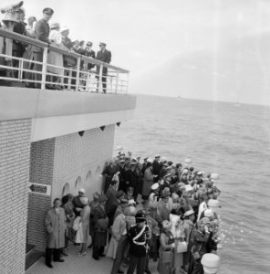 Vlootschouw Scheveningen. Koninklijk paar op pier, Bestanddeelnr 912-7103 photo