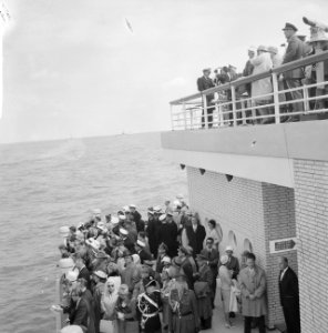 Vlootschouw Scheveningen. Koninklijk paar op pier, Bestanddeelnr 912-7109 photo