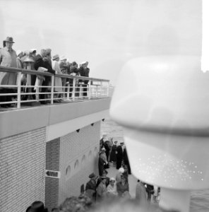 Vlootschouw Scheveningen. Koninklijk paar op pier, Bestanddeelnr 912-7105 photo