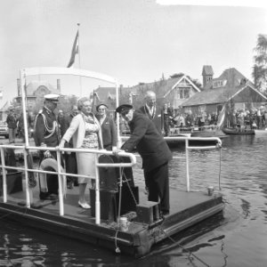 Vlootschouw t.g.v. 75-jarig bestaan KVNWV, gehouden op Westeinderplassen, koning, Bestanddeelnr 917-8017