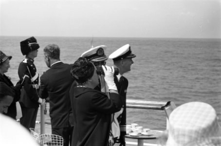Vlootschouw bij de Scheveningse Pier. Koningin Juliana en prins Bernhard bekijke, Bestanddeelnr 912-7062