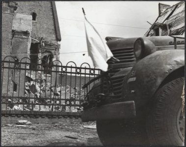 Voedseltransporten. Driehonderd vrachtwagens met elk drie ton voedsel, dagelijks, Bestanddeelnr 512 047