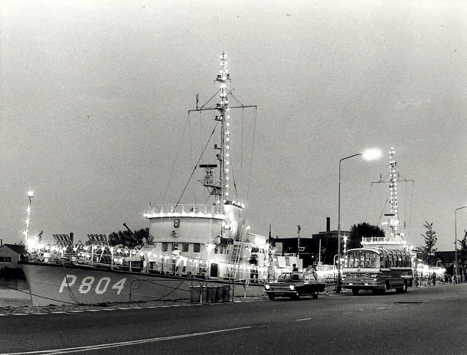 Vlootbezoek van de Koninklijke Marine aan het Noorder Buiten Spaarne. Aangekocht van fotograaf C. de Boer. Identificatienummer 54-011821, NL-HlmNHA 54011821