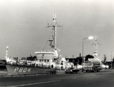 Vlootbezoek van de Koninklijke Marine aan het Noorder Buiten Spaarne. Aangekocht van fotograaf C. de Boer. Identificatienummer 54-011821, NL-HlmNHA 54011821