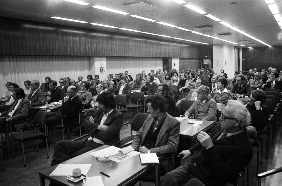 VNU-bezorgers in protest bijeen in Utrechts congrescentru ivm plannen VNU om , Bestanddeelnr 927-4793
