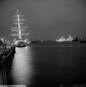 Vlootdagen in Den Helder. Duits opleidingsschip Gorch Fock verlicht, Bestanddeelnr 919-4258
