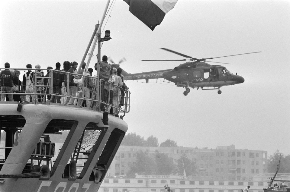 Vlootdagen op het IJ in Amsterdam bezoekers op fregat met helicopter erboven, Bestanddeelnr 934-2556