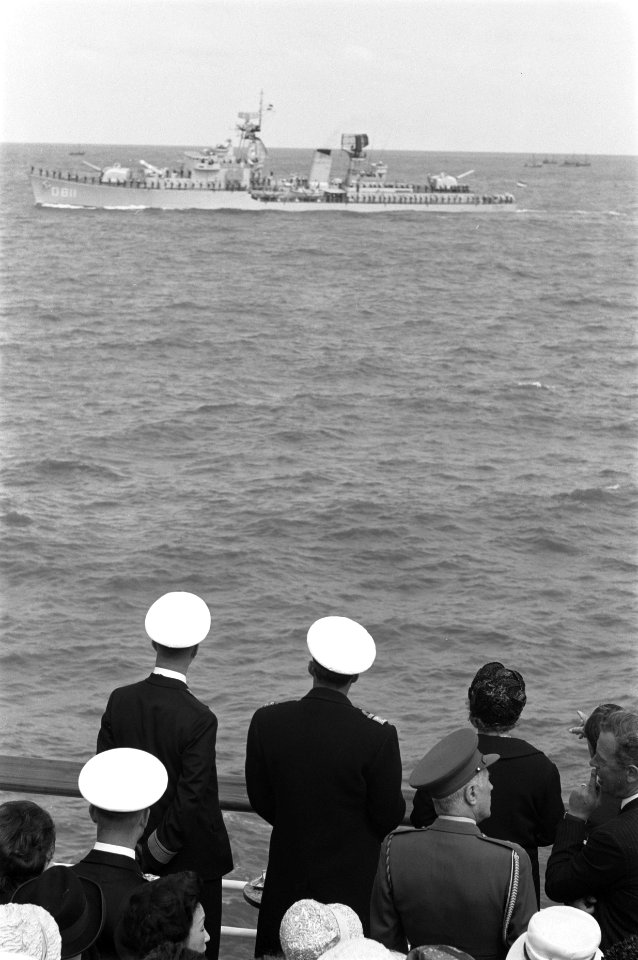 Vlootschouw bij de Scheveningse Pier. Koningin en prins op de Pier, Bestanddeelnr 912-7059